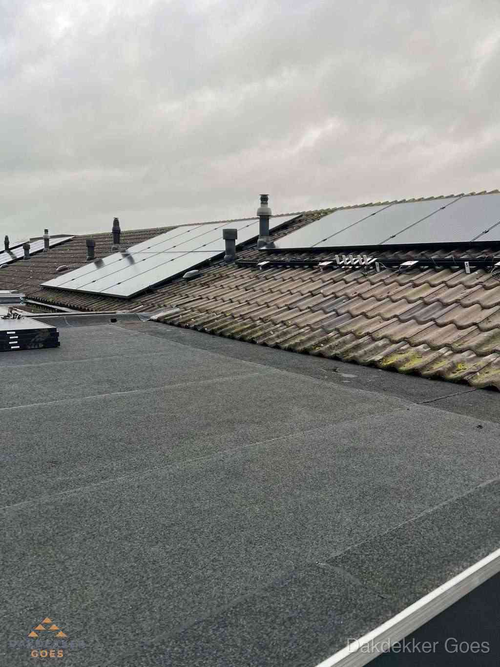 Bitumen dakbedekking op plat dak met aansluitend pannendak en zonnepanelen in Goes Bitumen dakbedekking op plat dak met aansluitend pannendak en zonnepanelen in Goes