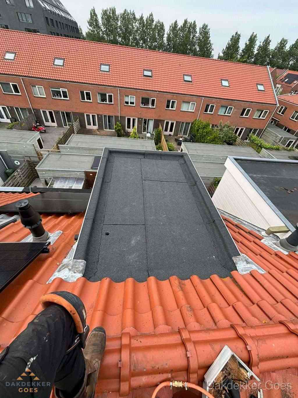 Bitumen dak reparatie op plat dak tussen dakpannen in Goes Bitumen dak reparatie op plat dak tussen dakpannen in Goes