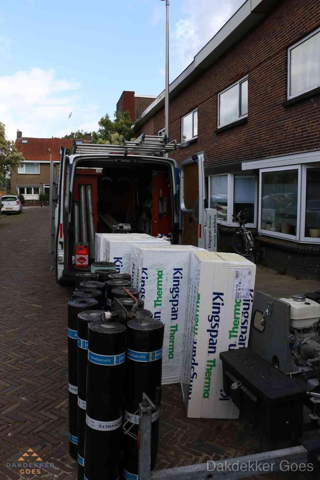 Plat dak met bitumen dakbedekking en brander in Goes