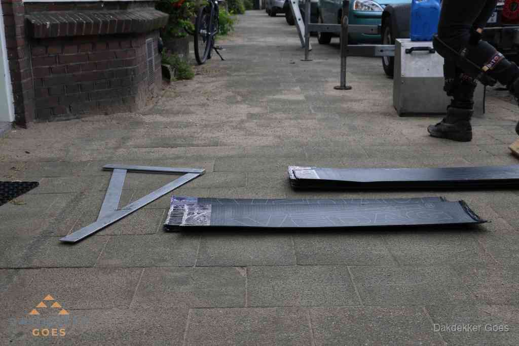 Dakbedekkingsmateriaal en zinkwerk klaargelegd voor reparatie in Goes