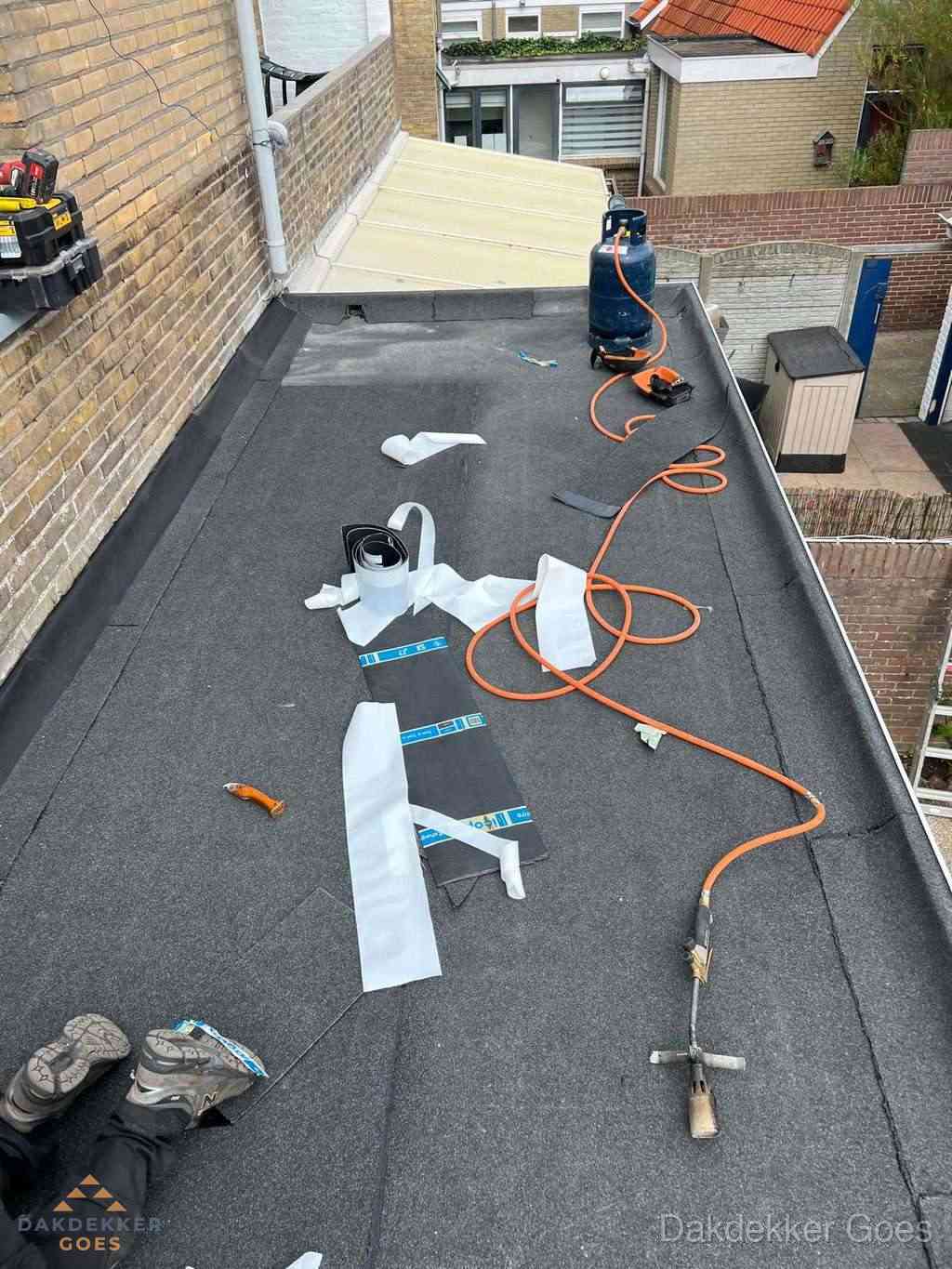 Dakdekker brengt EPDM dakbedekking aan op plat dak in Goes