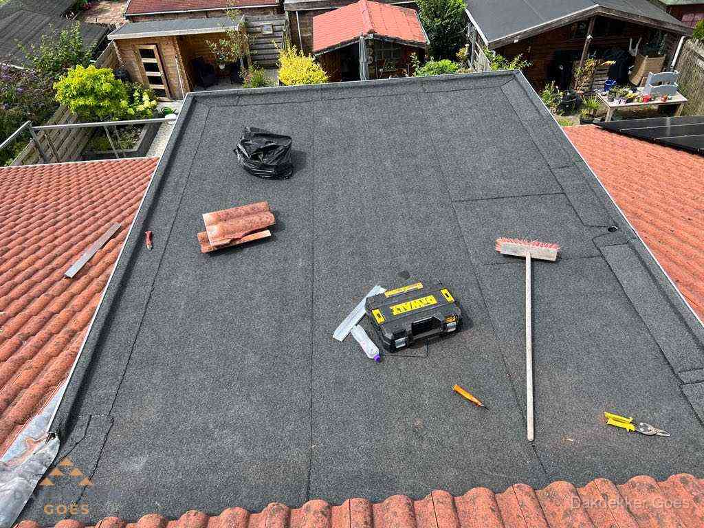 Nieuw plat dak met bitumen dakbedekking in Goes