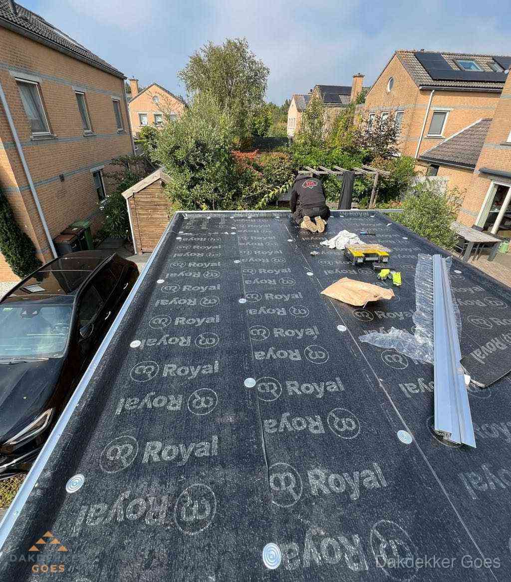 Dakdekker aan het werk op plat dak renovatie in Goes