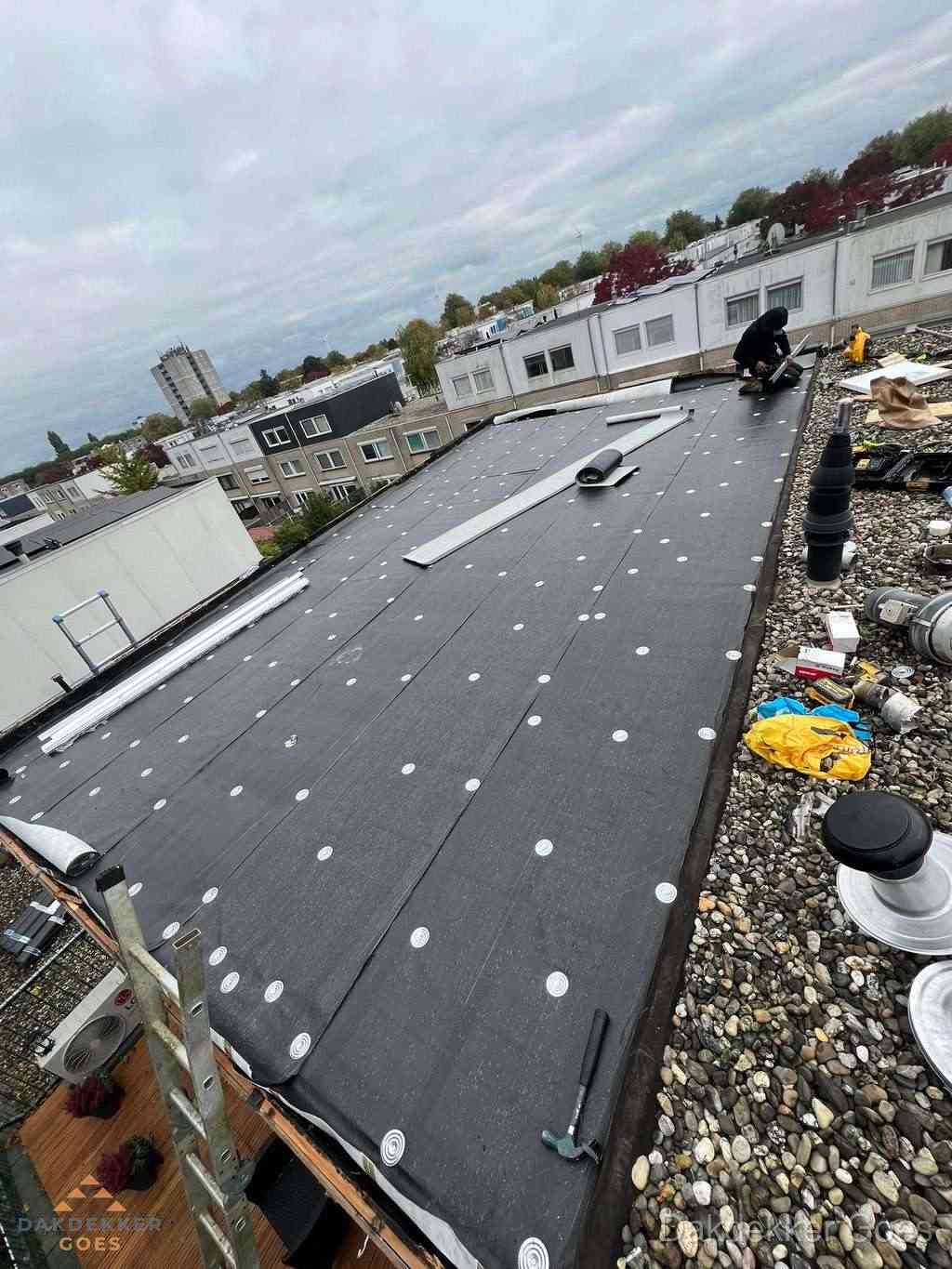 Dakleer vervangen op groot plat dak door dakdekker in Goes