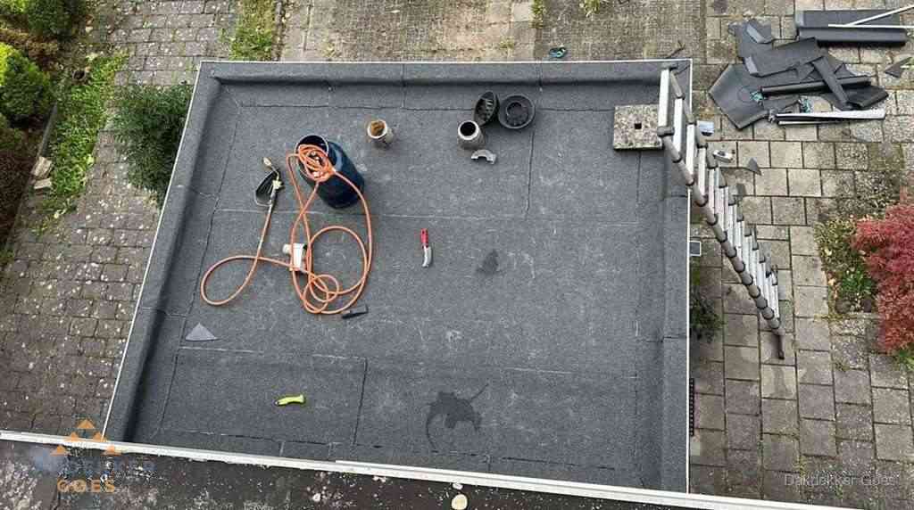 Plat dak met nieuwe bitumen bedekking in Goes