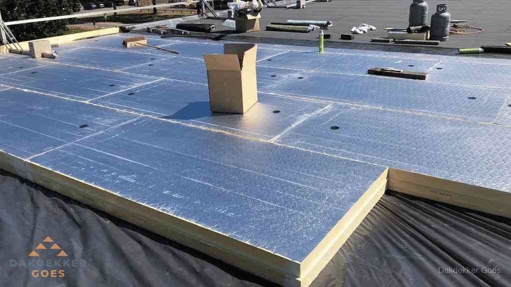 PIR isolatieplaten worden gelegd op plat dak voor dakisolatie in Goes