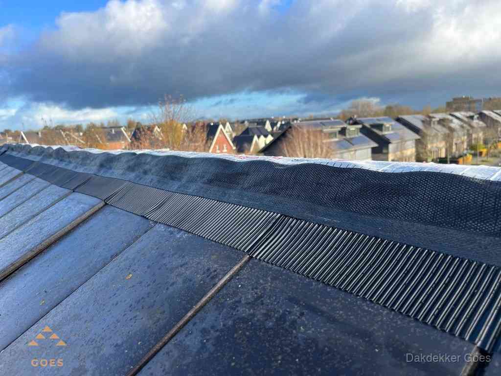 Dakisolatie bij de nok met ventilatieprofiel op schuin dak in Goes