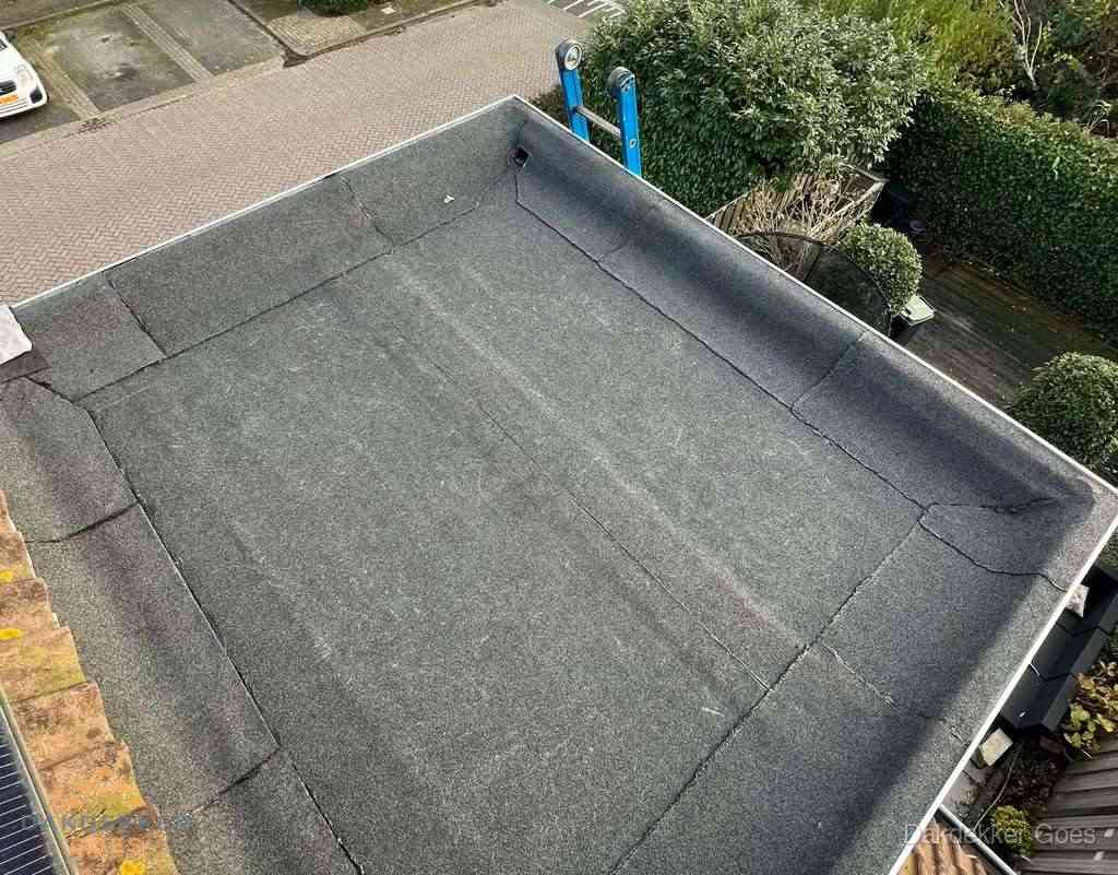 Gerenoveerd plat dak met nieuwe bitumen dakbedekking in Goes