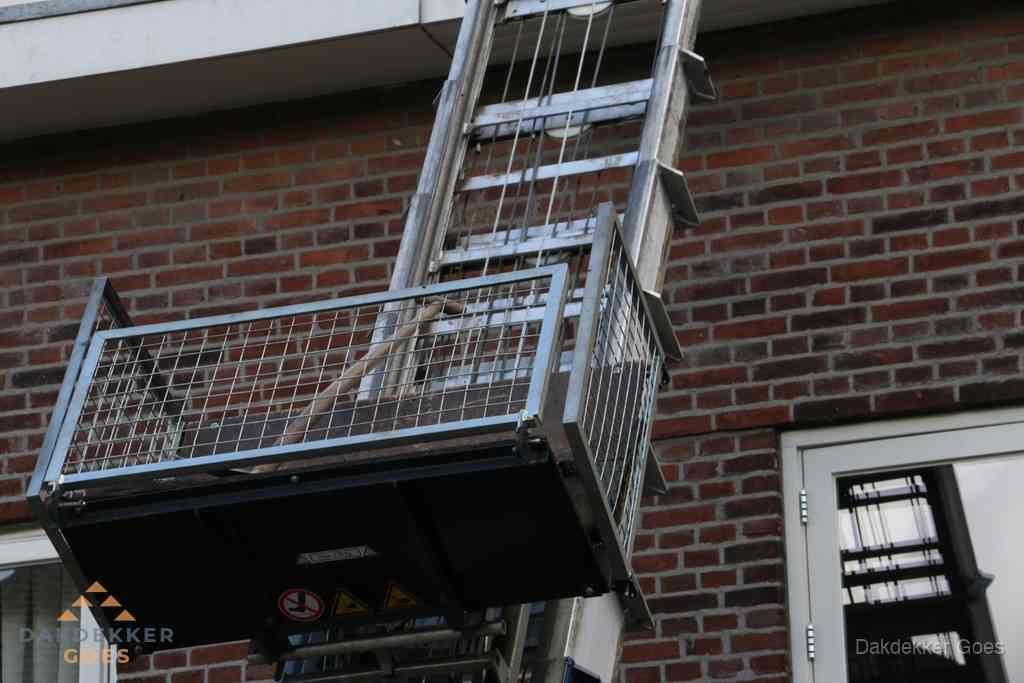 Ladderlift met dakpannen voor dakpan reparatie in Goes