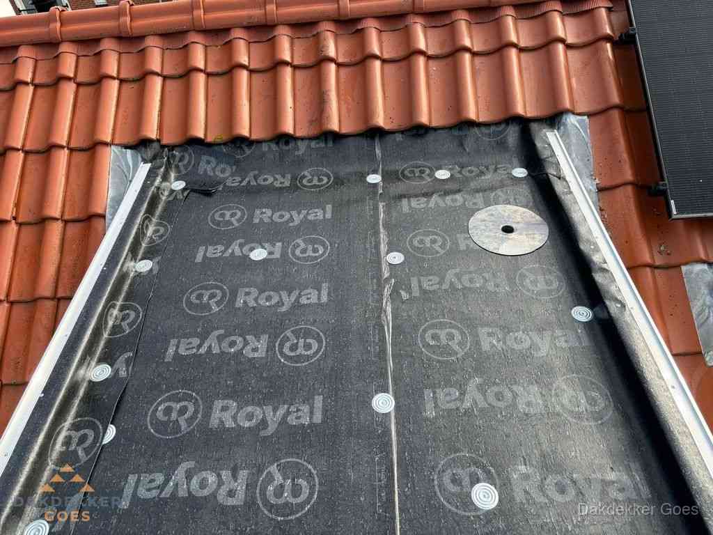 Nieuw dak met dakpannen en Royal onderlaag bij woning in Goes
