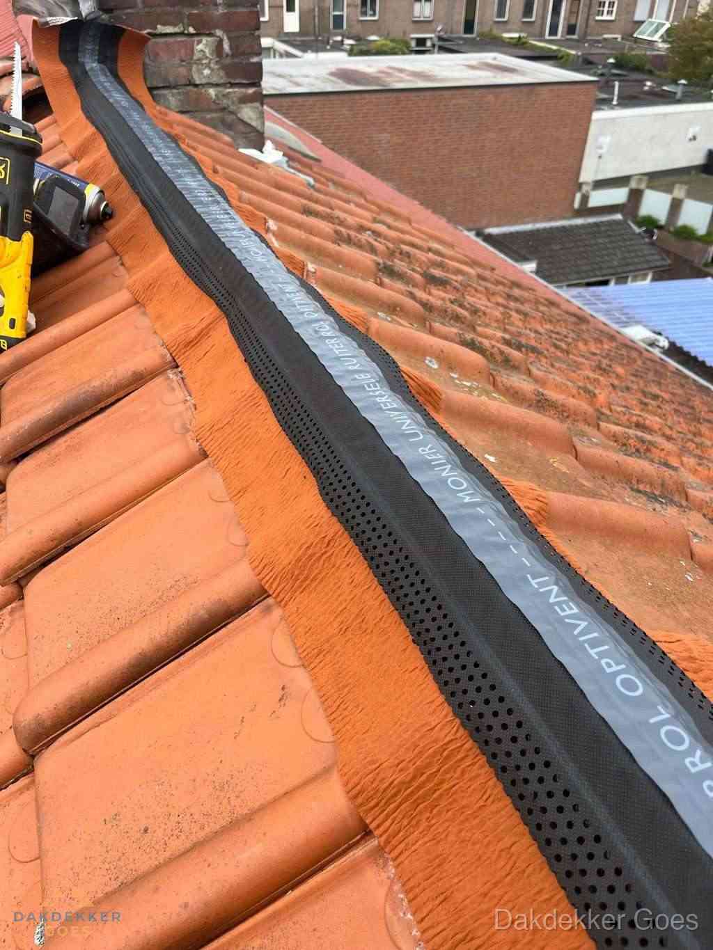 Plat dak aanbouw met bitumen naast schuin pannendak in Goes