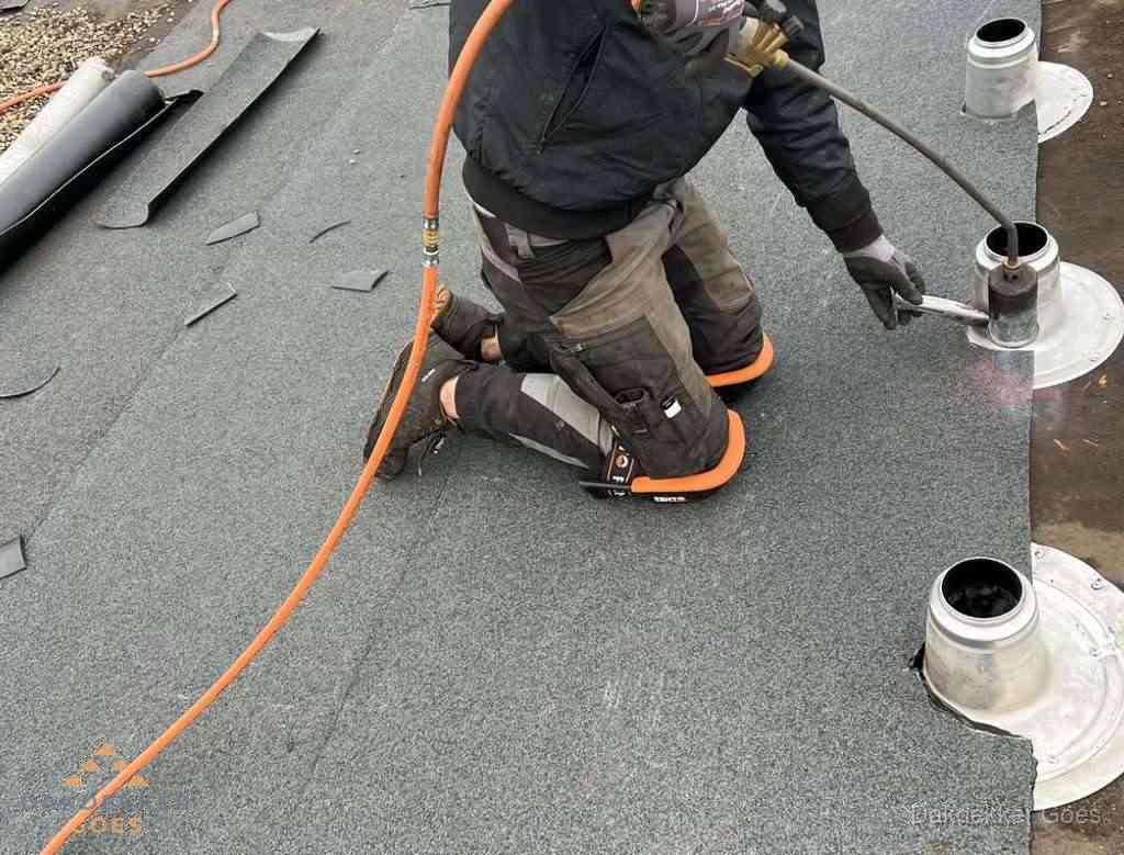 Gereedschap op nieuw plat dak na renovatie in Goes