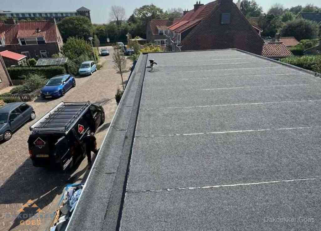 Nieuw bitumen plat dak met uitzicht over landschap in Goes