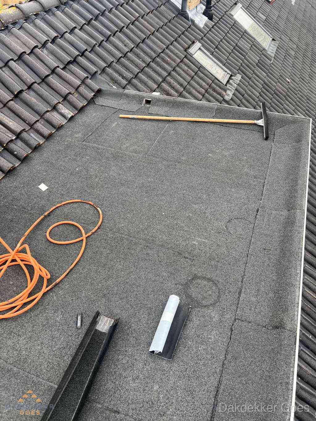 Overzicht plat dak met dakgoot in woonwijk Goes