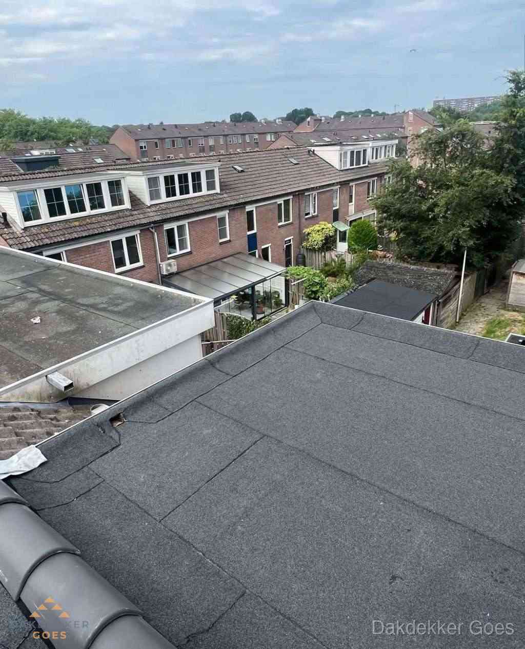 Vernieuwd plat dak met bitumen in woonwijk in Goes