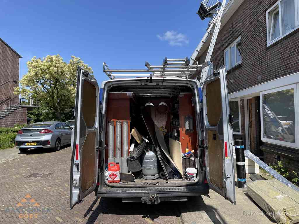 Spoed dakdekker bus met gereedschap en ladder bij woning in Goes Spoed dakdekker bus met gereedschap en ladder bij woning in Goes