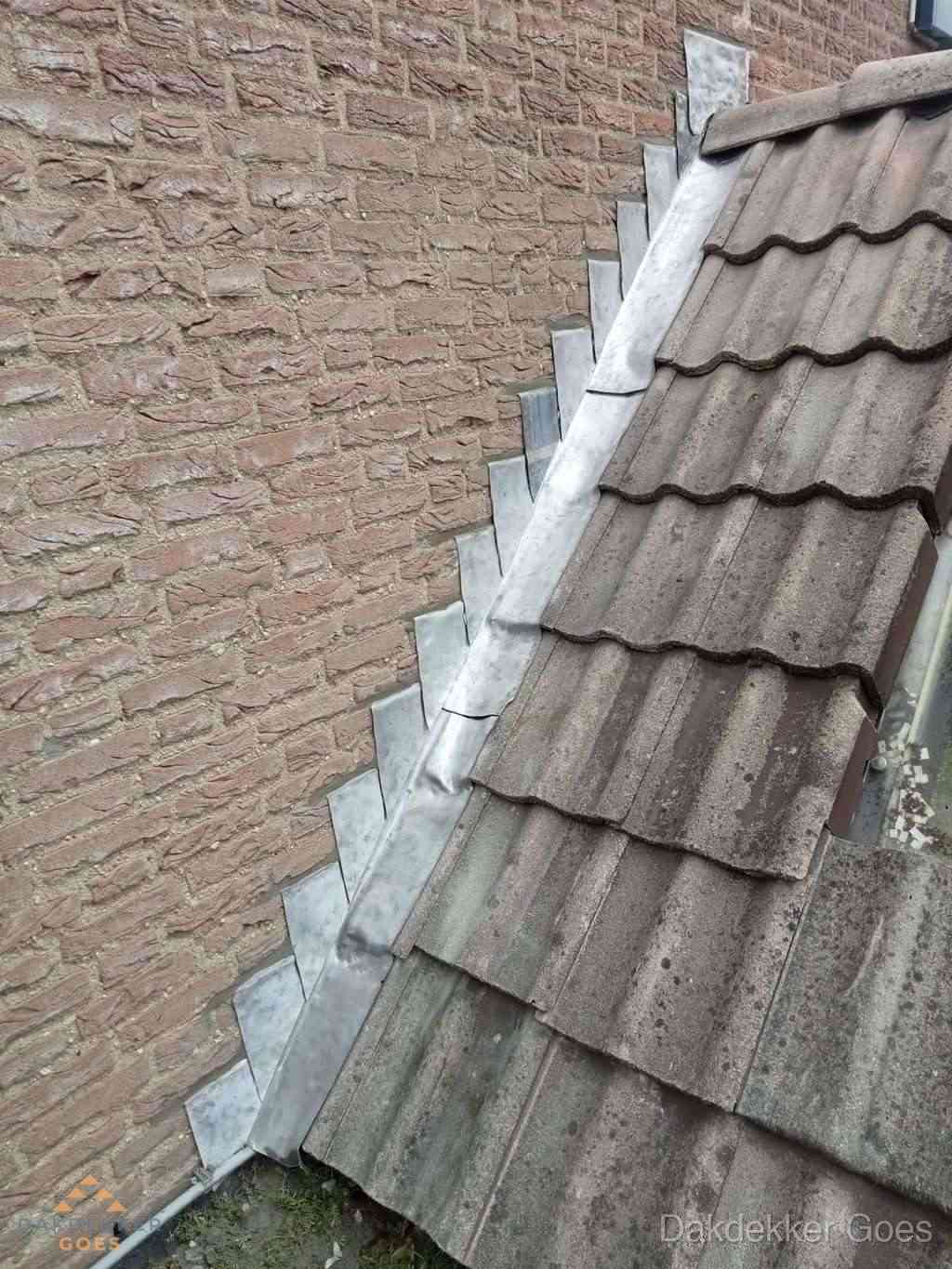 Loodslabben langs dakaansluiting bij bakstenen muur in Goes Loodslabben langs dakaansluiting bij bakstenen muur in Goes