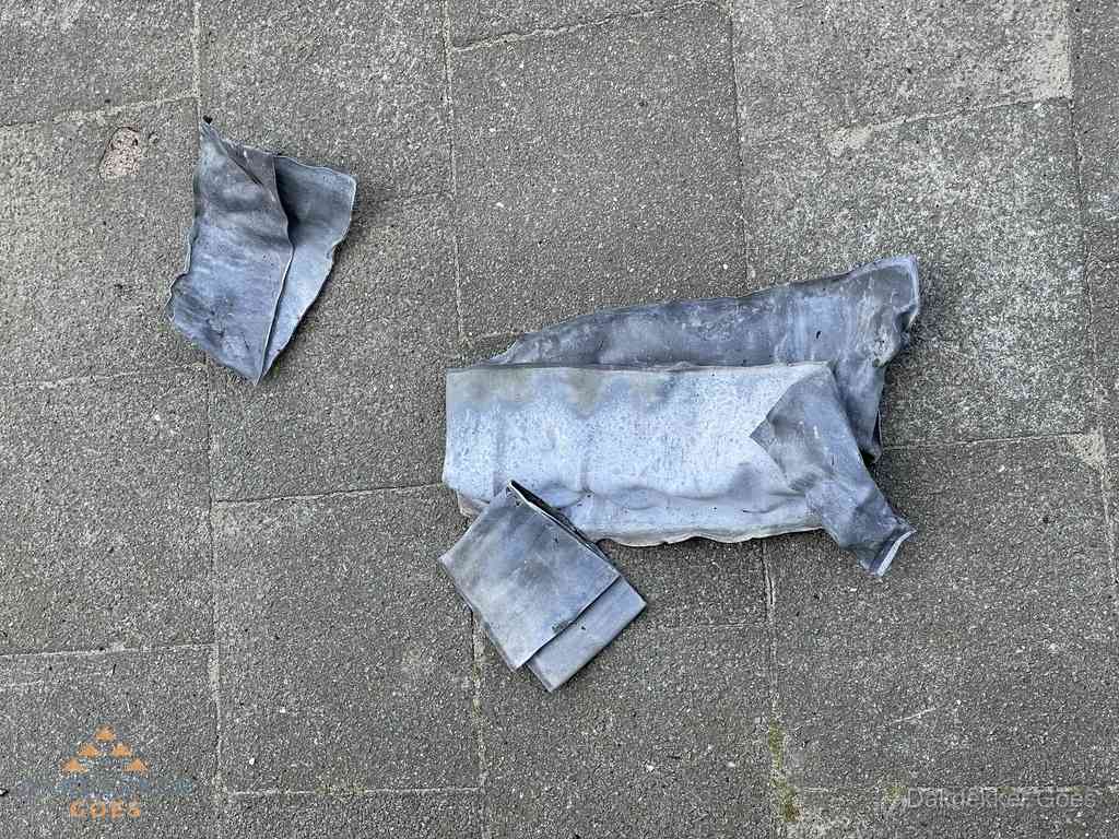 Oude verwijderde loodslabben na vervanging in Goes Oude verwijderde loodslabben na vervanging in Goes